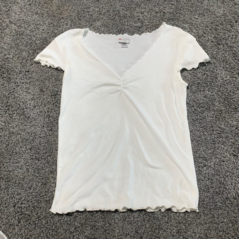 White short sleeve cabbaged cut tee